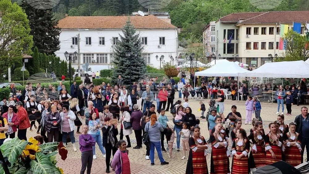 Трън празнува с концерт, заря и дискотека под звездите, снимка 1