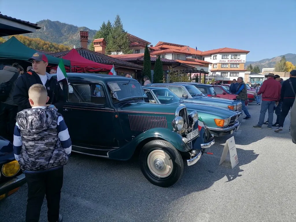 Ретро автомобили и мотоциклети се събират в Смолян, снимка 1